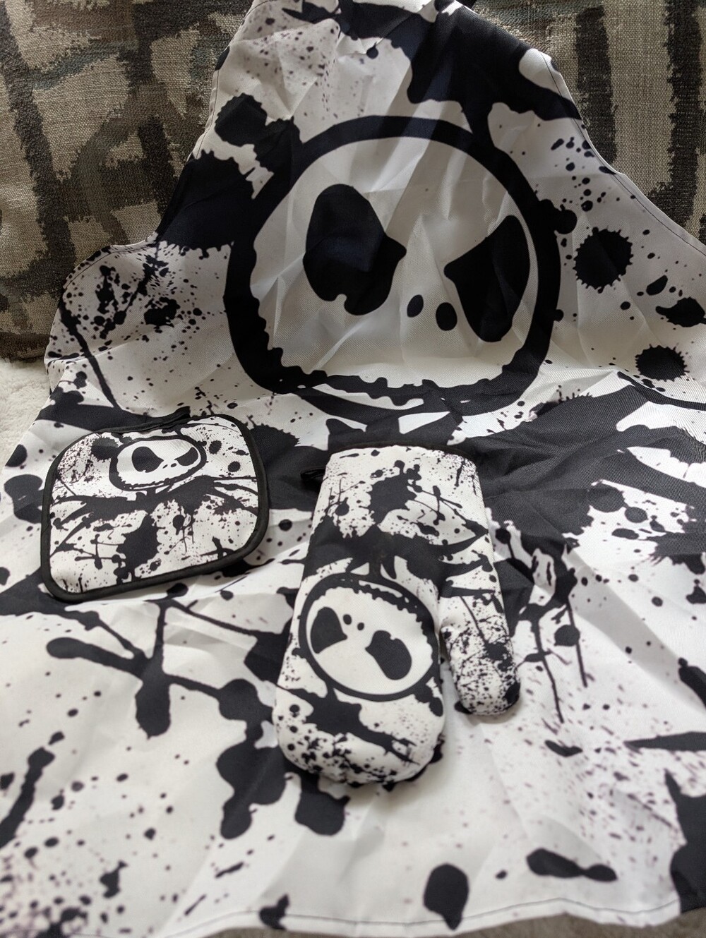 Black & White Skull Splash Apron and Mitt Set